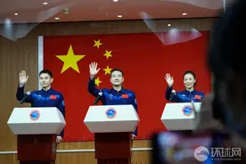 执行神舟十三号任务的三名航天员公开亮相，“中国人将首次在太空过年”图片