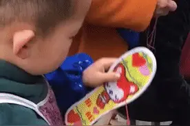 一看就是爷爷奶奶带大的娃！笑着笑着就红了眼眶……图片