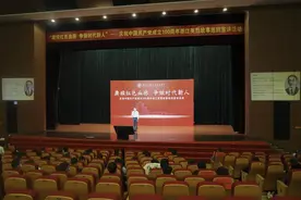 东方学院3000余新生共上爱国主义教育第一课图片