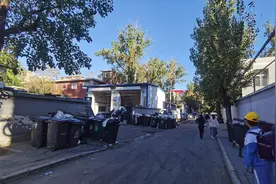 上学的必经之路堆满垃圾桶，臭气熏天，终于有了改善图片