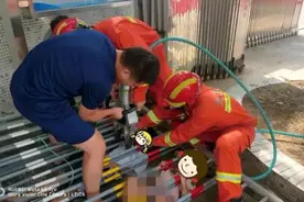 险些丧命！顺德两名女童一时好奇心，差点被大型护栏铁架砸中图片