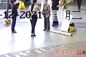 一男子在南宁火车站过安检心情不好，竟喝一口饮料吐向安检员图片