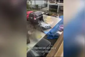 澳大利亚男子趴在引擎盖上压住纸板 保护爱车不受冰雹破坏图片