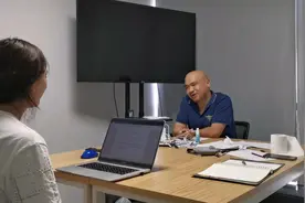裸考过专业八级的985硕士“英语老师”，失业后开摩的：我只是行走在低谷，想体验生活图片