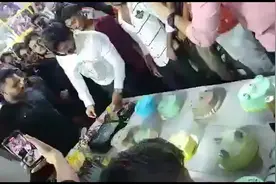 浮夸！印度一名男子切550块蛋糕庆祝生日图片