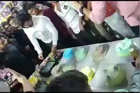 浮夸！印度一名男子切550块蛋糕庆祝生日图片