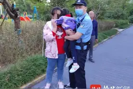 5岁女童疑为被陌生人抱走，妈妈急得直哭，民警20分钟找到了孩子图片