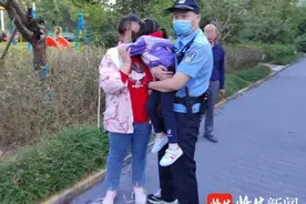 5岁女童疑为被陌生人抱走，妈妈急得直哭，民警20分钟找到了孩子图片