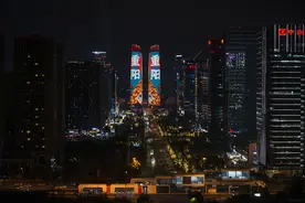 成都：双子塔亮灯庆祝重阳节图片