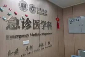 两块炸鸡下肚，26岁小伙子严重腹痛，险些丢了性命图片