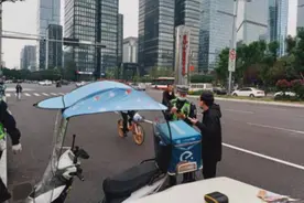 成都持续开展电瓶车交通违法整治 私自加装遮阳伞当心遭罚图片