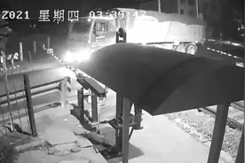 惊险！淄博一大货车冲上铁路 道口工紧急拦停列车图片