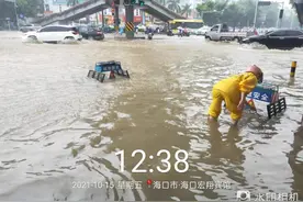 海口发布暴雨橙色预警信号 积水道路正在组织强排图片