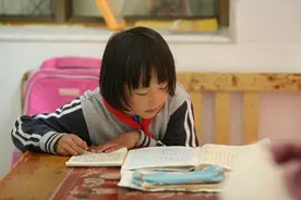 镜头丨荒山里的小学生图片