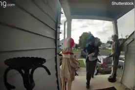 爆笑时刻！美国一名快递员被顾客门口突然活动的万圣节装饰吓跑图片