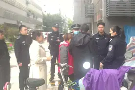 学校周边一女子衣衫不整神志不清 民警迅速处置图片