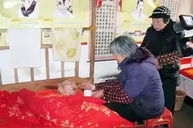 照顾瘫痪在床丈夫40余年，她用行动诠释什么是爱图片