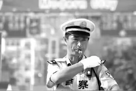交警李涌的故事：从不让妻子拎重东西，女儿生日当天牺牲图片