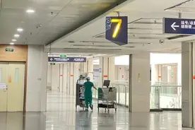 惊险！男子误吞蟹钳骨，辗转三家医院终取出图片