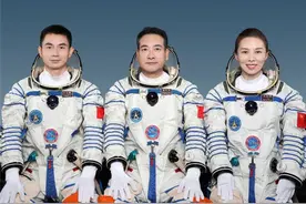 航天员王亚平“出差前”发了朋友圈 网友：带的当地特产是星星图片