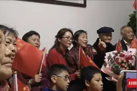 神舟十三号点火升空后 久坐不言的她竖起大拇指连说两声“儿子加油，儿子加油！”图片