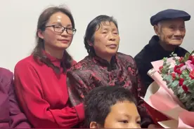 神舟十三号点火升空后 久坐不言的她竖起大拇指连说两声“儿子加油，儿子加油！”图片