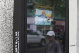 一对艺术家夫妇在街边放了展示橱窗，让公共艺术融入街坊生活图片