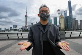 艺术家“制千粒黄金大米扔黄浦江讽刺浪费”被质疑 本人：人们太爱黄金才会“炸开锅”图片