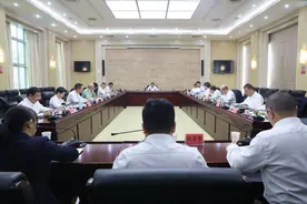 麒麟区委常委班子召开专题民主生活会：汲取傅学宾案深刻教训 持续巩固风清气正政治生态图片