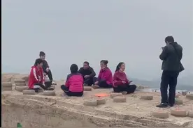 危险！禁止攀爬的沈阳巨石棋盘，却有人自带梯子登上去图片