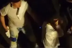 打滚、打屁股、淋洗脚水……低俗直播，不堪入目图片