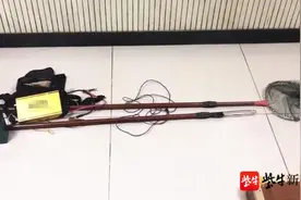 1人撑船1人收放电网，两男子电捕鱼“解馋”被当场拿下图片