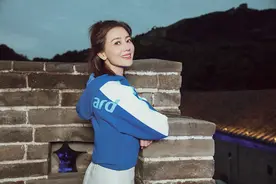 高圆圆长城远眺拍写真意境深远 微笑回眸气质温柔状态在线图片