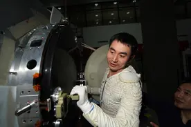 儿时和姐姐坐石板看飞机的叶光富 终于上太空了……图片