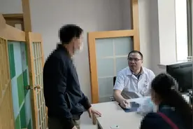 用手机砸宝宝脑袋、背部……杭州宝妈回到家被眼前这一幕吓傻：我妈怎么了图片