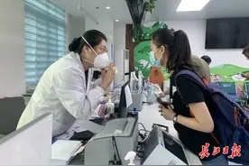 一个接种点，有近3万人排队等待九价宫颈癌疫苗图片