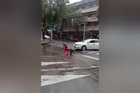 湖南一老人搬凳子坐路中间，目击者：可能喝了酒，被警方带走图片