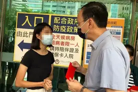 朱立伦探望火灾伤患被挡、蔡英文却带大队进场，新北市议员讽高雄市政府：关怀也分蓝绿图片