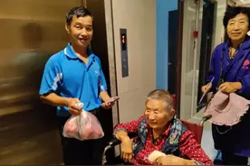 太暖！宁波93岁老人着急找厕所，陌生人：“要是不嫌弃，就去我家吧！”图片