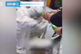 山东枣庄一新郎被绑树上撒面粉喷汽水，瞬间变成“面粉人”！镇政府回应图片