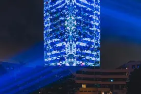世界顶级8万流明激光投影，为这所大学70校庆点亮夜空图片