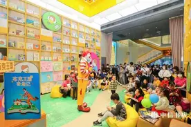 是带麦当劳的书店，还是带书店的麦当劳？上海又添亲子“打卡地”图片