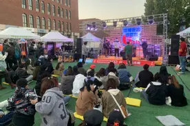 老唱片、中古玩具、复古服饰……周末复古市集火热开场图片