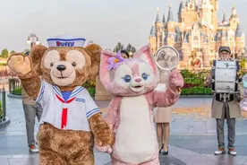 排队四小时，只为买一个毛绒玩具！二手价格最高暴涨8倍，网友惊呼：这是在买爱马仕吗？图片