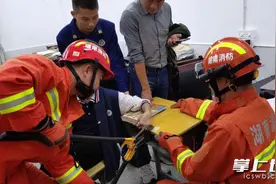 好险！初中生贪玩手卡课桌孔洞，长沙“火焰蓝”火速相救图片