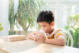 《乳品与儿童营养共识》：我国儿童乳品摄入严重不足！孩子喝奶，应每天喝够这个数图片