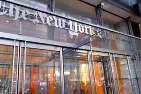 纽约时报大楼被围！大批示威者站在大楼前抗议还高喊“撤资媒体”视频封面