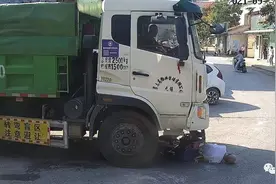 视频让人一身冷汗！保姆将坐轮椅老人放在货车前，司机发动车辆后将其卷入车底图片