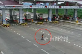 “我想去柳州找妈妈”男孩跑到高速收费站，这幕太心酸图片