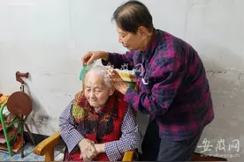 合肥82岁老人照顾102岁母亲 相互扶持撑起一个家图片